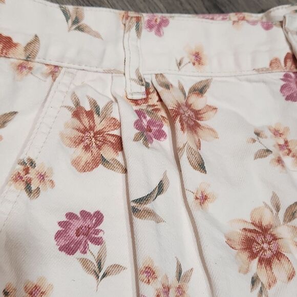 EUC American Eagle Pleated Mom Floral Jean Shorts - Picture 4 of 8